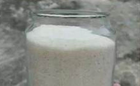 AB膠滴在干花上變色的原因